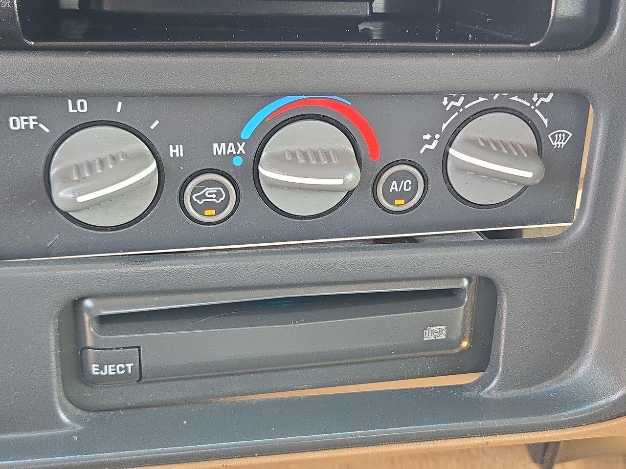 1995 GMC Sierra 1500 Club Cpe 141.5" WB
